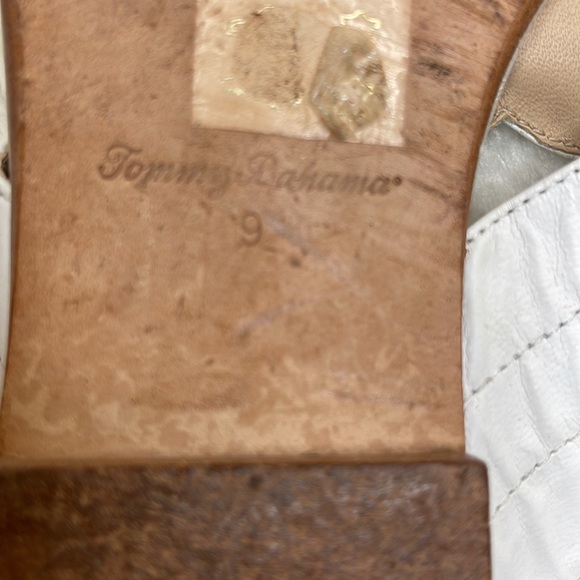 Tommy Bahama White Leather Thong Sandals with Metal Leaf Detail - Picture 5 of 6